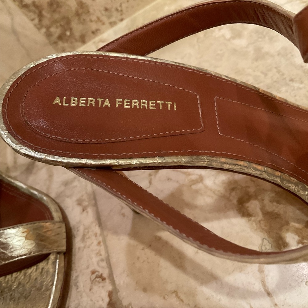 ALBERTA FERRETTI GOLD GLADIATOR SANDALS SIZE 38       HEEL  4” - Picture 6 of 6